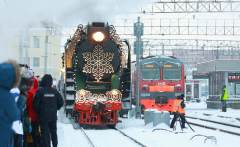 ​Поезд Деда Мороза в Екатеринбурге: как горожане встретили новогоднего волшебника
