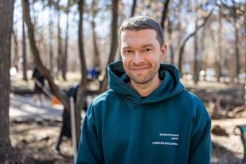 ​Алексей Вихарев с волонтерами очистил парк «Уралмаш» от мусора