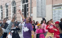 ​Пенная дискотека, живые статусы и танцы: в Екатеринбурге ярко открыли фестиваль «Коляда-Plays»