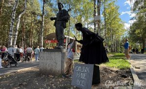 ​Ходулисты и театр на колесе обозрения: как прошел фестиваль «Лица улиц» в Екатеринбурге