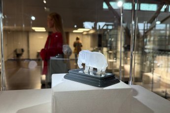 ​Вазы XVIII века и ювелирные украшения, вдохновленные картинами Малевича: в Екатеринбурге открыли новую выставку