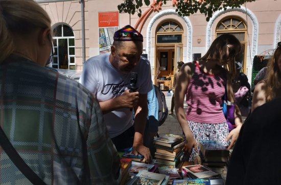 ​«Забирайте все! Все бесплатно!»: как Николай Коляда открыл новый сезон в своем театре