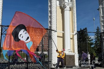 ​Ходулисты и театр на колесе обозрения: как прошел фестиваль «Лица улиц» в Екатеринбурге