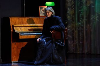 Как это быть «не от мира сего» в XIX и XXI веке: в Екатеринбурге состоялась премьера последней пьесы Островского