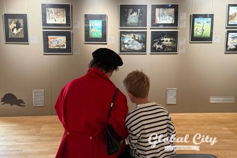 ​«Когда я рисую, я растериваю горе»: в Екатеринбурге открылась выставка наивных художников