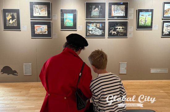 ​«Когда я рисую, я растериваю горе»: в Екатеринбурге открылась выставка наивных художников