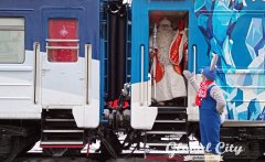 ​Поезд Деда Мороза приехал в Екатеринбург: как прошла встреча с новогодними волшебниками