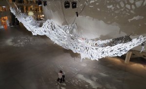 Арт-объект в виде снежного облака появился в «Ельцин Центре»