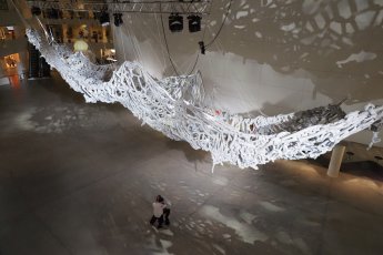 Арт-объект в виде снежного облака появился в «Ельцин Центре»