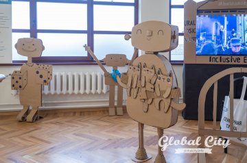 ​Картонные роботы поселились в креативном кластере «Л52» в Екатеринбурге