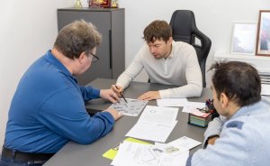 ​Алексей Вихарев помог горожанам очистить двор от мусора