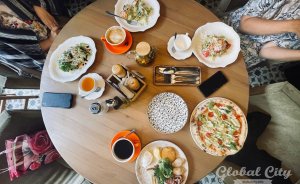 Где в Екатеринбурге поесть бургеры, десерты и хинкали, которые можно в пост