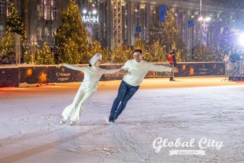 ​Алексей Ягудин и Евгения Медведева на «Катке на Площади»: фоторепортаж Global City