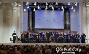 Евгений Миронов выступил на сцене Свердловской филармонии с «Гамлетом»