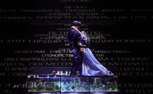 ​«Маскарад» XXI века: в Свердловском театре драмы героев Лермонтова поместили в киберпанк