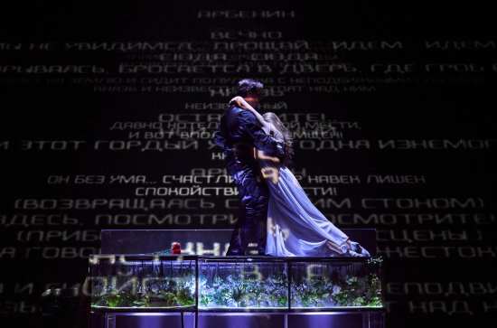 ​«Маскарад» XXI века: в Свердловском театре драмы героев Лермонтова поместили в киберпанк