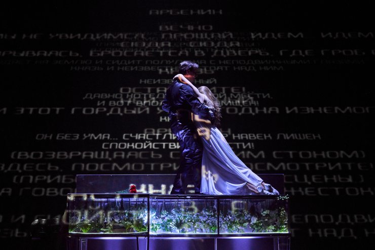 ​«Маскарад» XXI века: в Свердловском театре драмы героев Лермонтова поместили в киберпанк