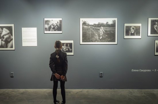 ​Очень женская выставка: в Екатеринбурге открыли выставку о дочках и матерях