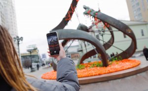 В Екатеринбурге появился арт-объект из хурмы