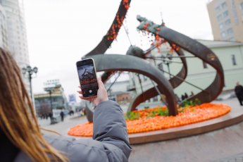 ​В Екатеринбурге появился арт-объект из хурмы