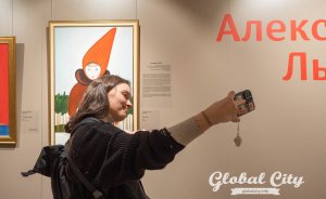 ​Комета, рыбы и наивная «Мона Лиза»: в Екатеринбурге открылась выставка Александра Лысякова