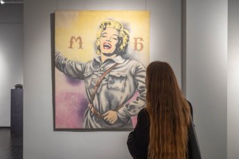 ​«Советская Венера» и «Герои подземных глубин»: в Екатеринбурге открыли выставку Аркадия Петрова