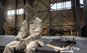 Каким будет памятник Алексею Балабанову: репортаж из мастерской скульптора