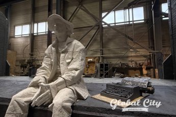 ​Каким будет памятник Алексею Балабанову: репортаж из мастерской скульптора