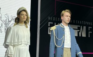 «Тургеневские девушки» и «Королевичи» из сказок Пушкина: Неделя моды стартовала в Екатеринбурге