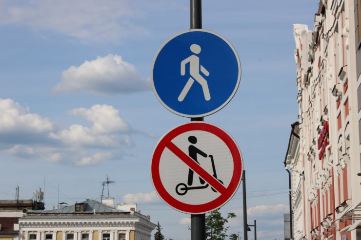 В Екатеринбурге начали устанавливать дорожные знаки для электросамокатов