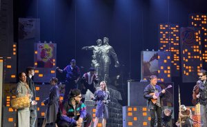 ​Лихой мюзикл представили в Свердловской музкомедии: рок-хиты, 90-е и любовь