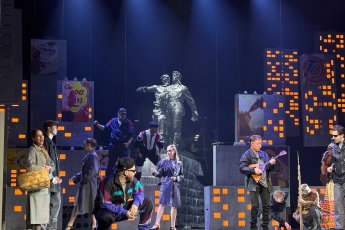 ​Лихой мюзикл представили в Свердловской музкомедии: рок-хиты, 90-е и любовь