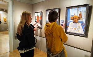 ​В Музее наива показали работы художника, который пишет на вековых досках