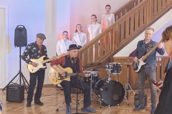 Как группа «Чайф» и проект «Тебя слышно» превратили жесты в искусство