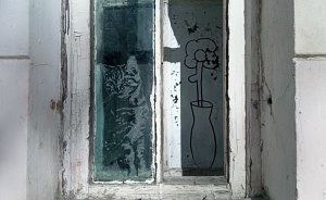 ​Окна в центре Екатеринбурга заселили нарисованные коты