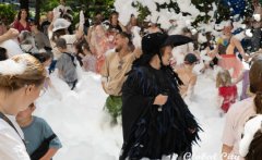 П​енной дискотекой открыли в Екатеринбурге XIX фестиваль «Коляда-Plays»