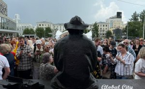 «С возвращением, Алеша»: в Екатеринбурга открыли памятник Алексею Балабанову