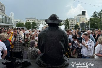 ​«С возвращением, Алеша»: в Екатеринбурга открыли памятник Алексею Балабанову