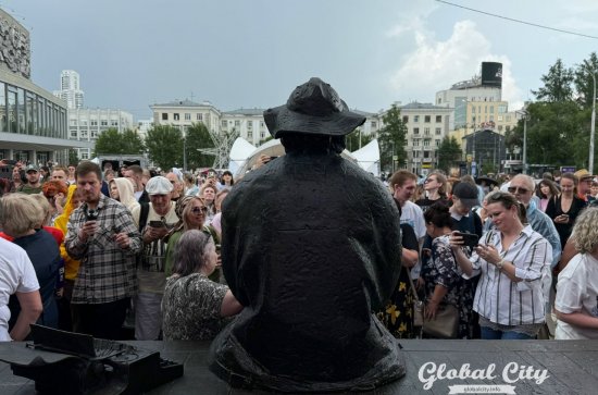 ​«С возвращением, Алеша»: в Екатеринбурга открыли памятник Алексею Балабанову