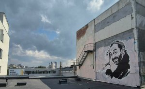Арт-объект с изображением Николая Коляды появился в Екатеринбурге