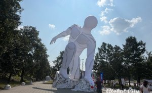 ​Гигантский надувной титан появился на Плотинке