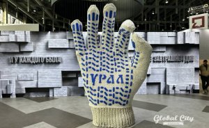 В Екатеринбург на один день вернется 3-метровая «Уральская перчатка»