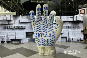 В Екатеринбург на один день вернется 3-метровая «Уральская перчатка»