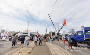 Розовый фламинго-экскаватор, 3-метровая перчатка и Uma2rman: как Екатеринбург отметит День строителя