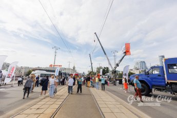 Розовый фламинго-экскаватор, 3-метровая перчатка и Uma2rman: как Екатеринбург отметит День строителя