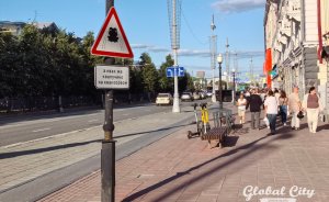 В Екатеринбурге появился арт-объект на лягушачьем языке