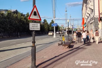 В Екатеринбурге появился арт-объект на лягушачьем языке
