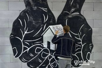​Екатеринбургский художник Илья Мозги показал процесс создания арт-объекта