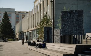 В сквере в центре Екатеринбурге появилась 70-метровая скамейка