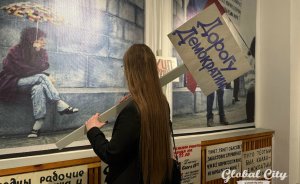 ​Из Екатеринбурга в Свердловск: фотовыставку о жизни в 90-е открыли в «Доме Метенкова»